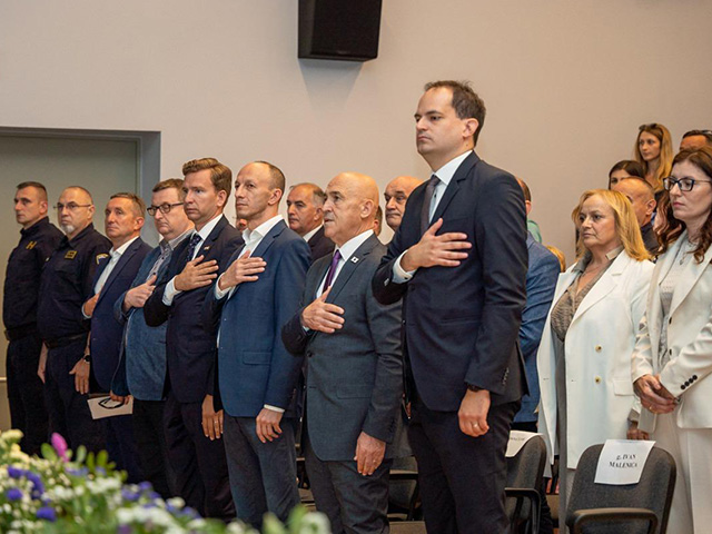 Počast domovini na početku svečane sjednice u Novalji                                                                                                                                                                                                     